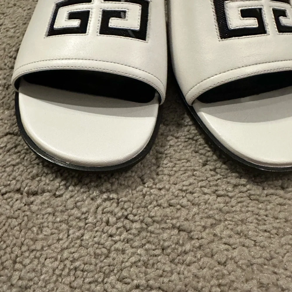 Givenchy White 4G Flat Sandals Sz‎ 40/8.5